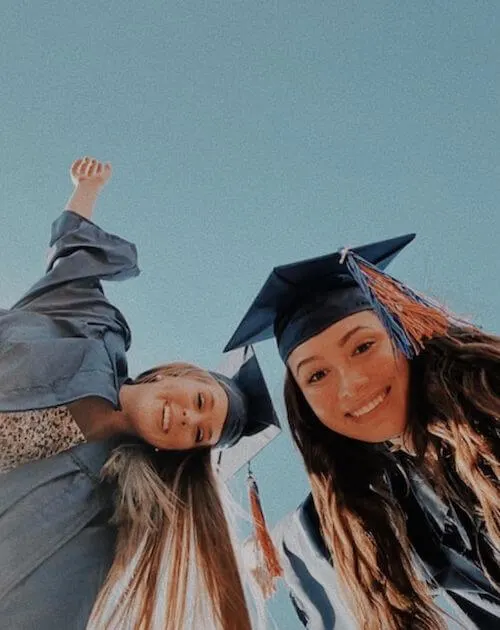 Cute Graduation Photo Ideas With Friends And Families