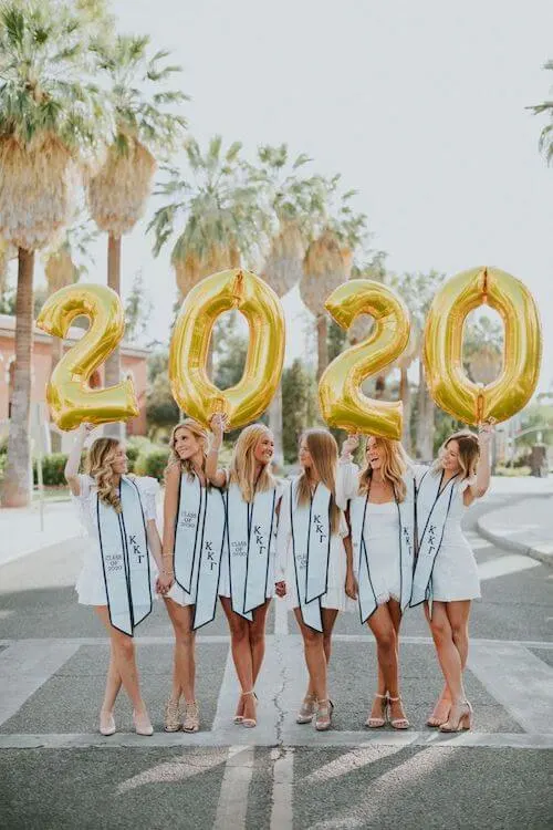 Cute Graduation Photo Ideas With Friends And Families