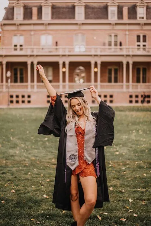 Graduation Picture Ideas In Cap And Gown