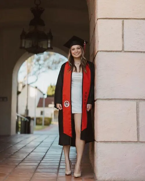 Graduation Picture Ideas In Cap And Gown