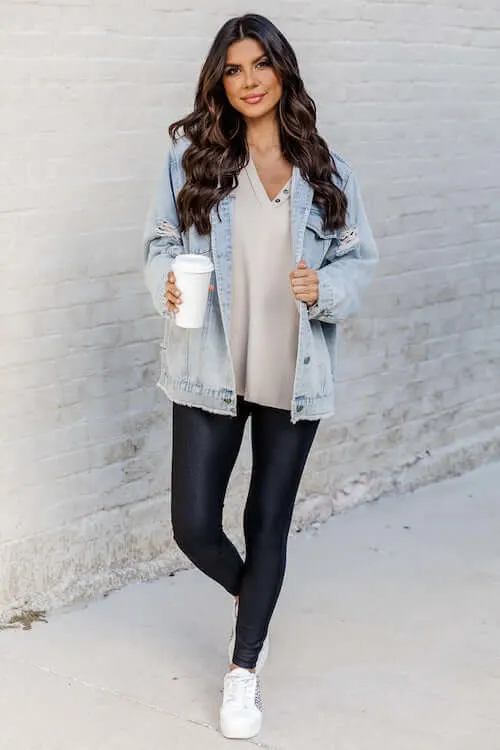 denim jacket outfit ideas with black leggings