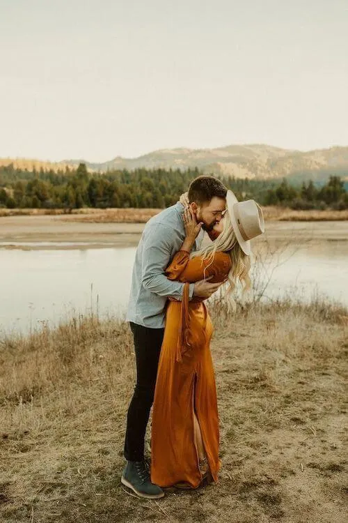 fall couple photoshoot ideas outfits