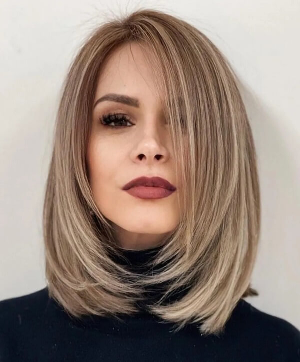 Sleek Ash Blonde Shoulder-Length Cut