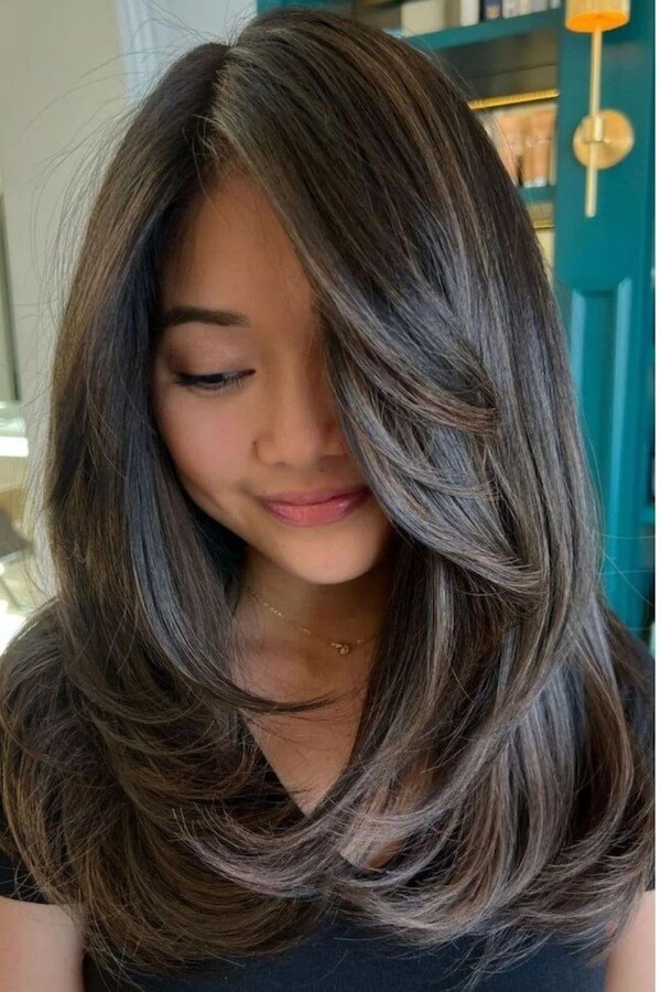 Layered Straight Hair with Face-Framing Highlights