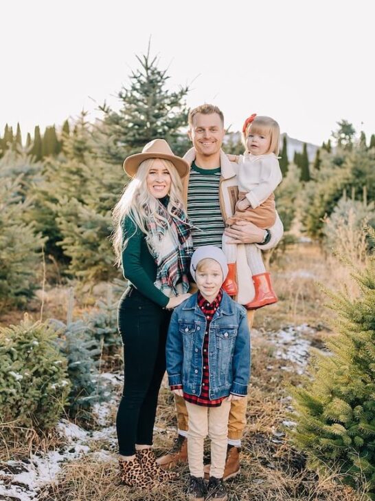 Enchanting Outdoor Family Christmas Pictures: 21 Festive Ideas to Capture the Holiday Spirit