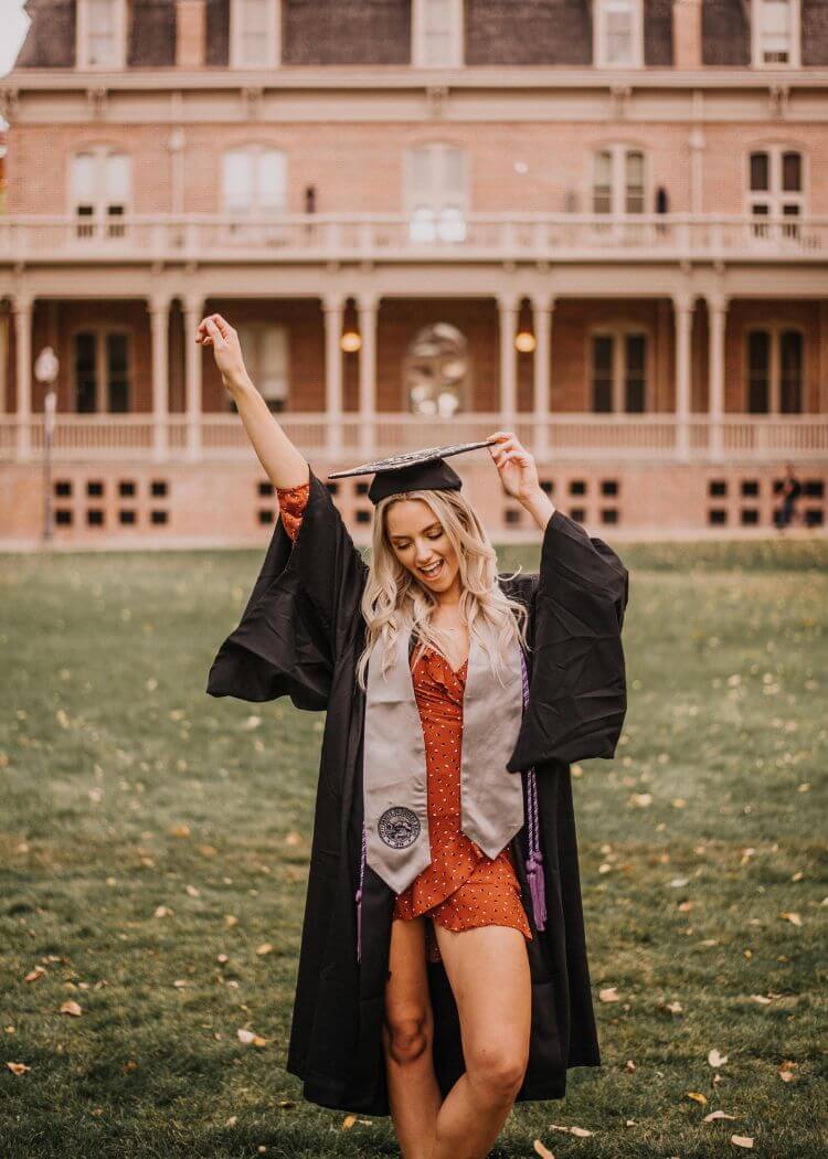 aesthetic and creative graduation photoshoot ideas for girls