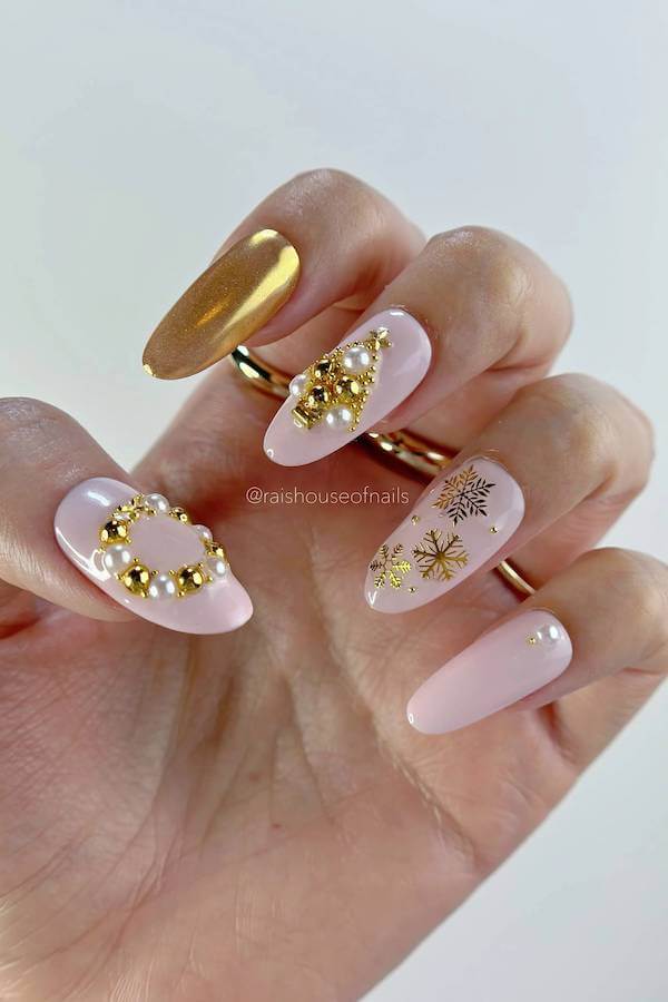 Gold Pearl Wreath Christmas Nails