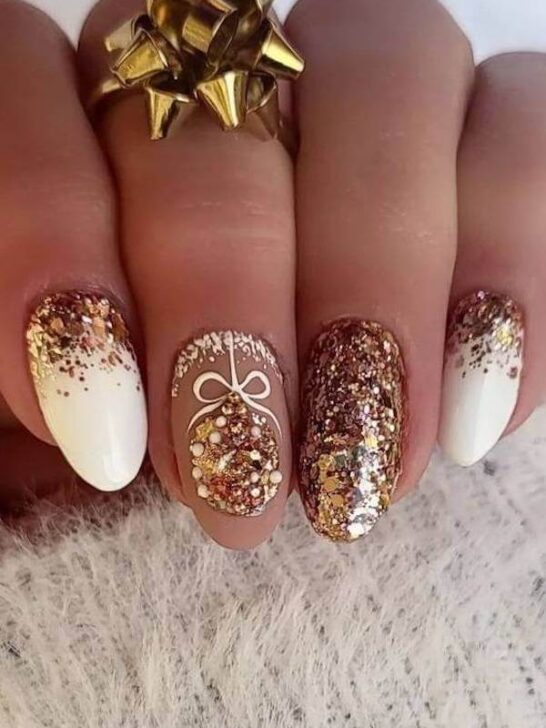 27 Glamorous Gold Christmas Nails for a Festive Holiday Manicure