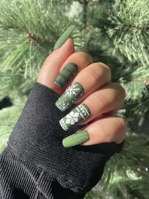 green Christmas nail ideas