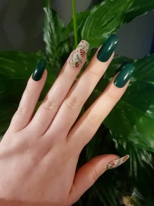 green Christmas nail ideas