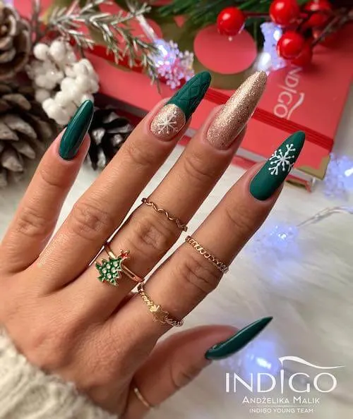 green Christmas nail ideas