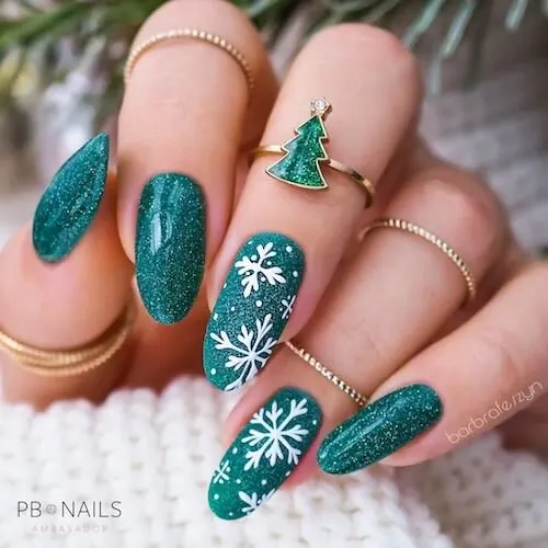 green Christmas nail ideas