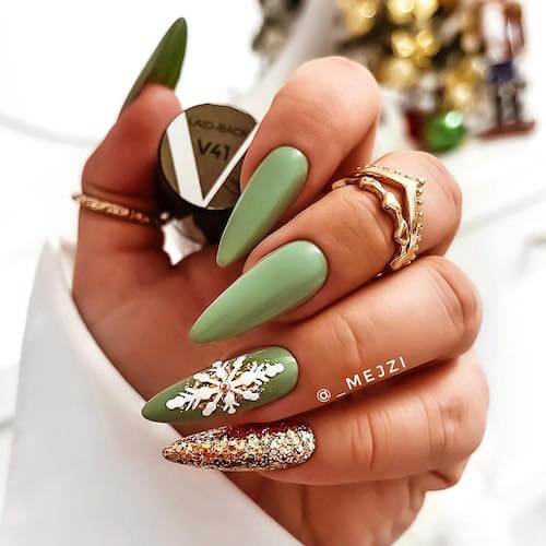 green Christmas nail ideas