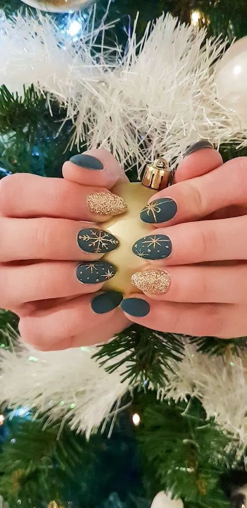 green Christmas nail ideas