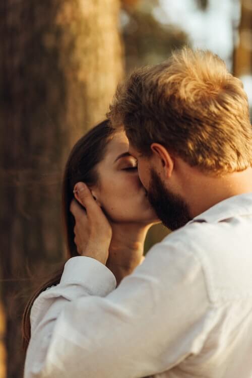 how to kiss a guy well to make him fall in love
