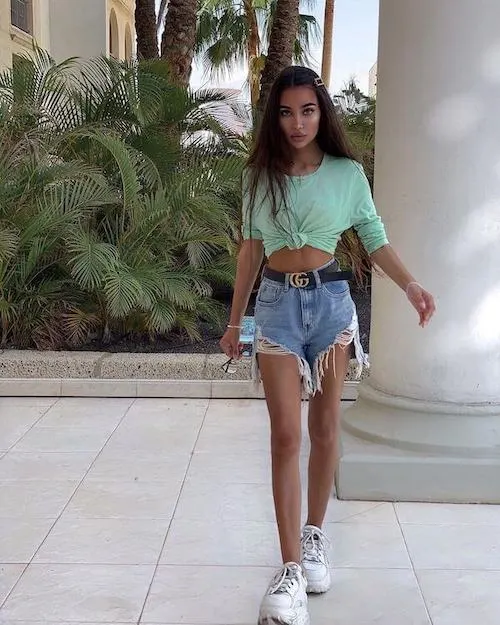 jean shorts outfit
