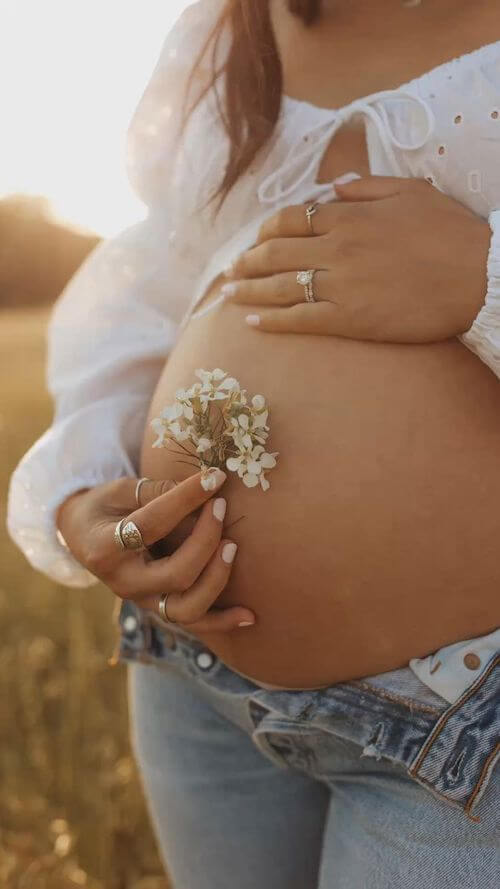 maternity photos in jeans