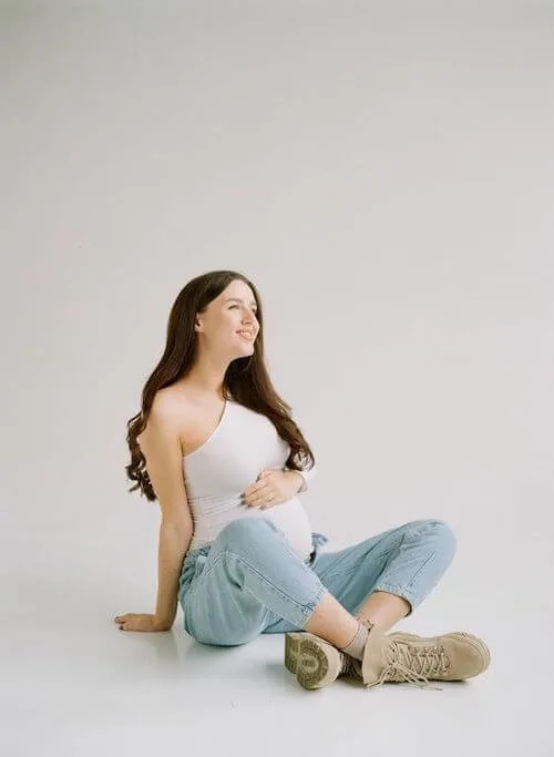 maternity photos in jeans