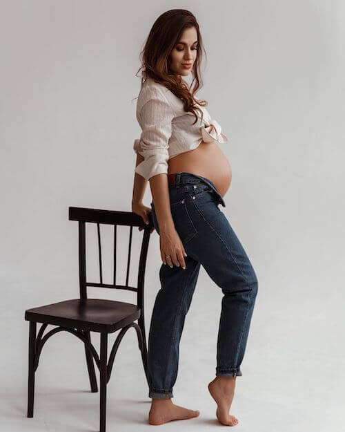 maternity photos in jeans