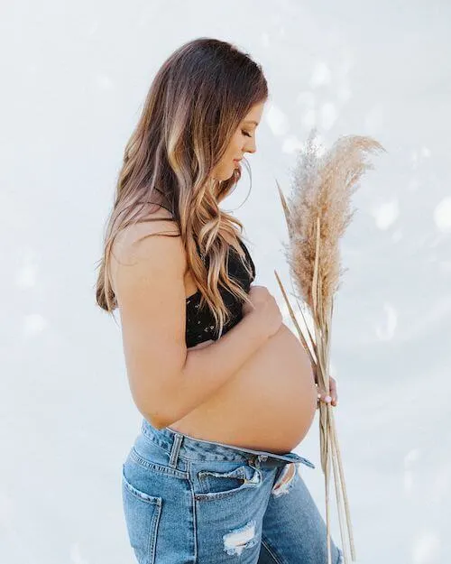 maternity photos in jeans