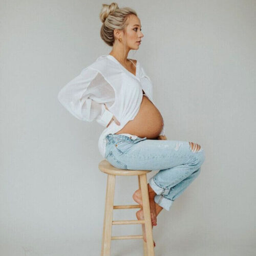 50+ Best Maternity Photos In Jeans: What To Wear For A Modern Casual Look