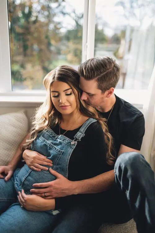 maternity photos in jeans