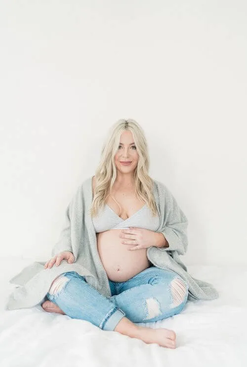 maternity photos in jeans