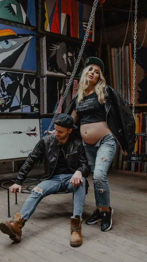 maternity photos in jeans