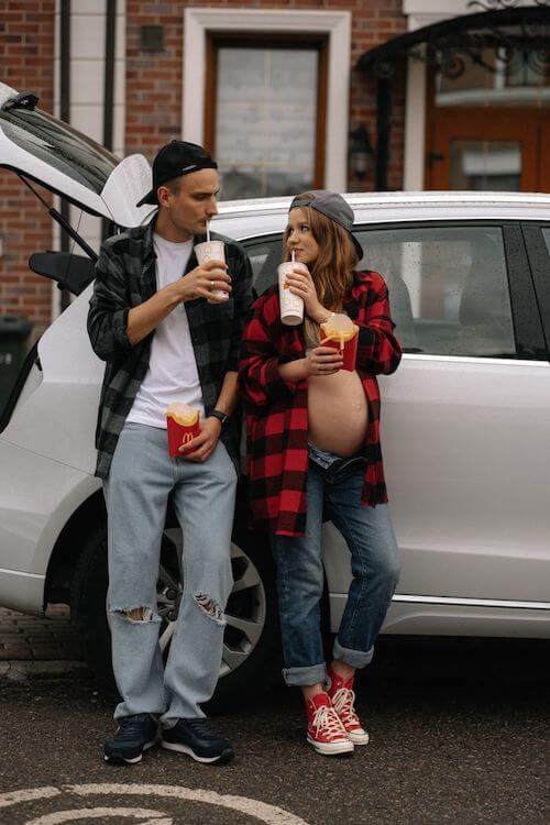 maternity photos in jeans