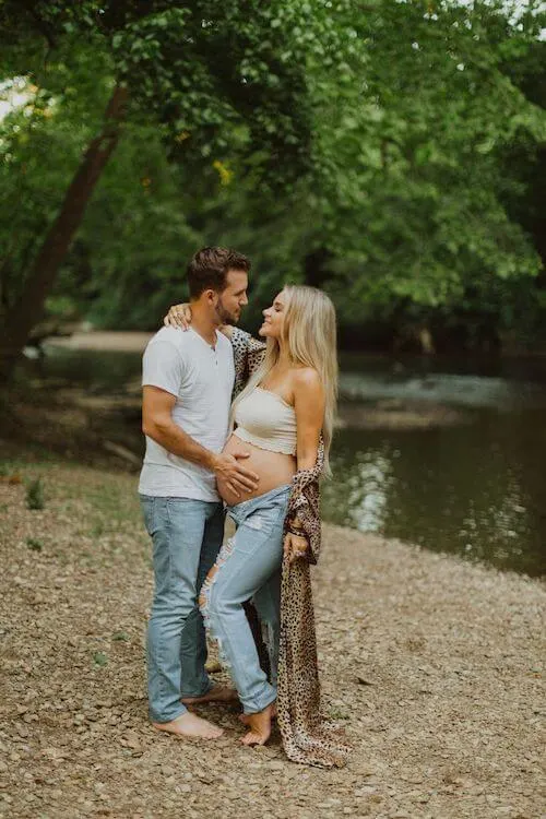 maternity photos in jeans