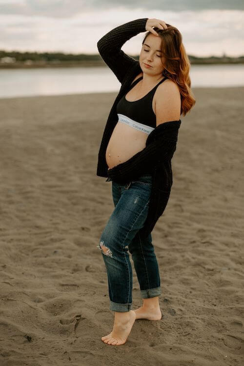 maternity photos in jeans