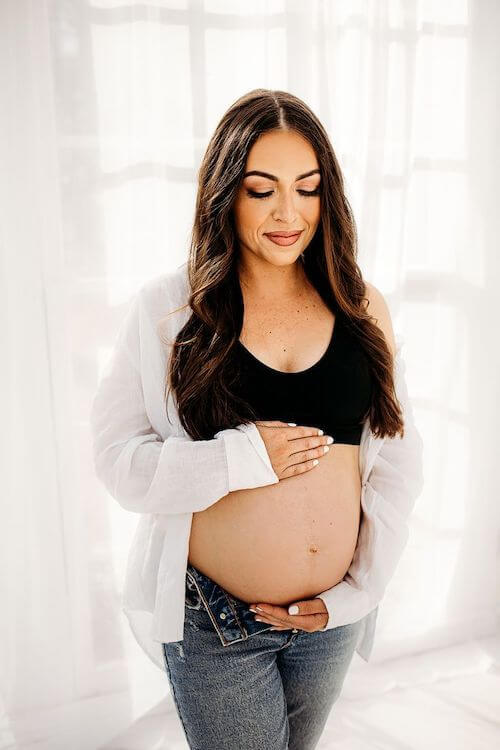 maternity photos in jeans