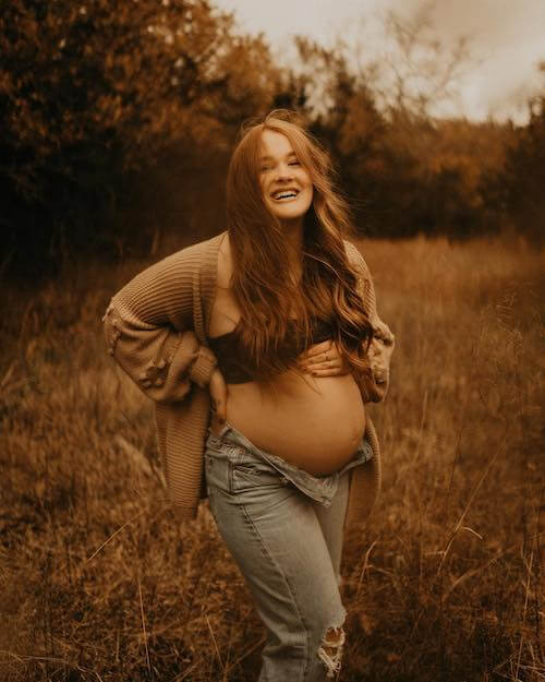 maternity photos in jeans