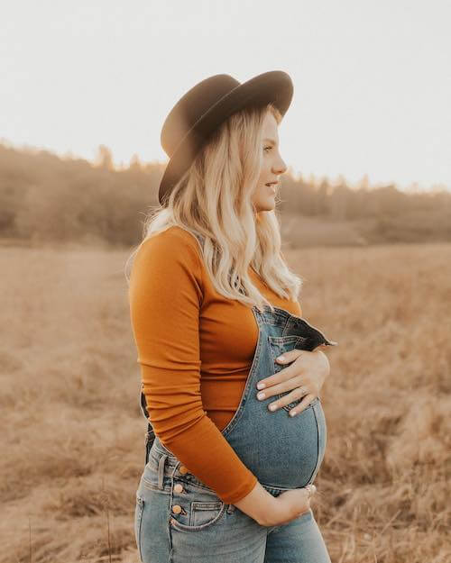 maternity photos in jeans