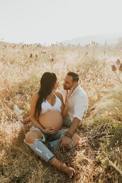 maternity photos in jeans