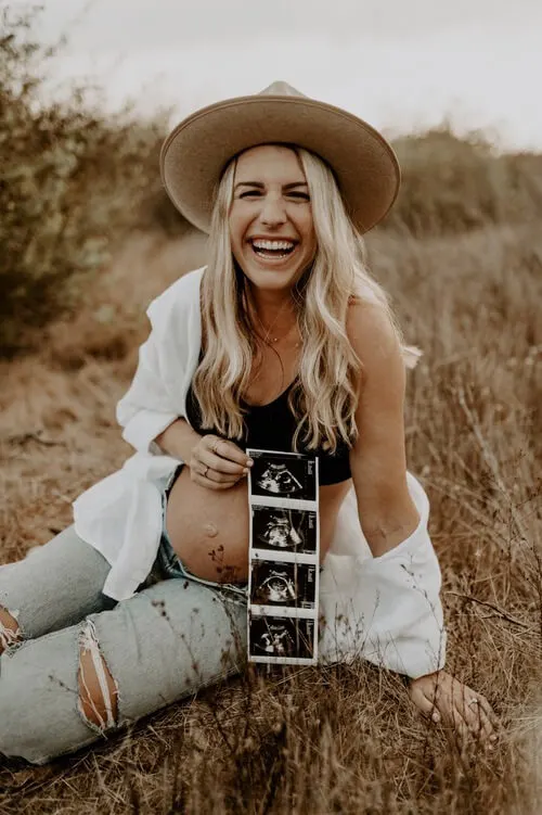 maternity photos in jeans