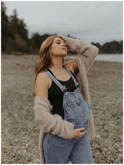 maternity photos in jeans