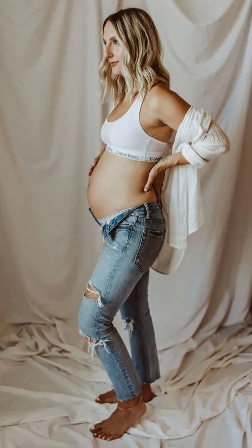 maternity photos in jeans