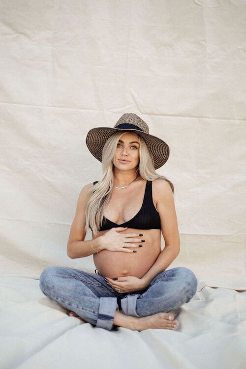 maternity photos in jeans