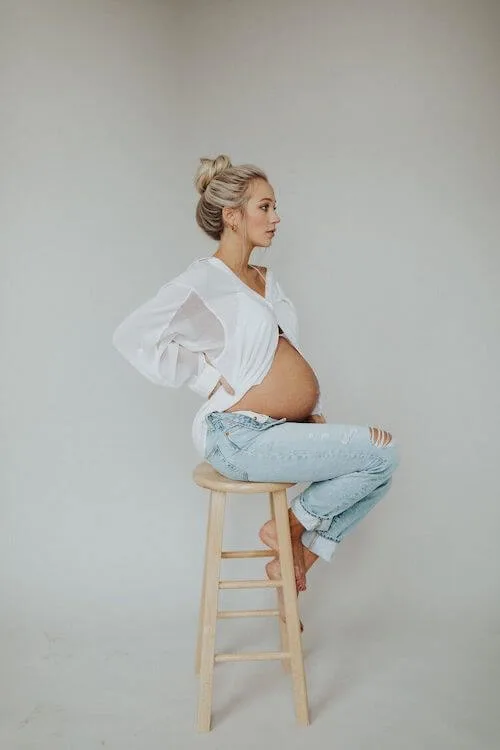 maternity photos in jeans