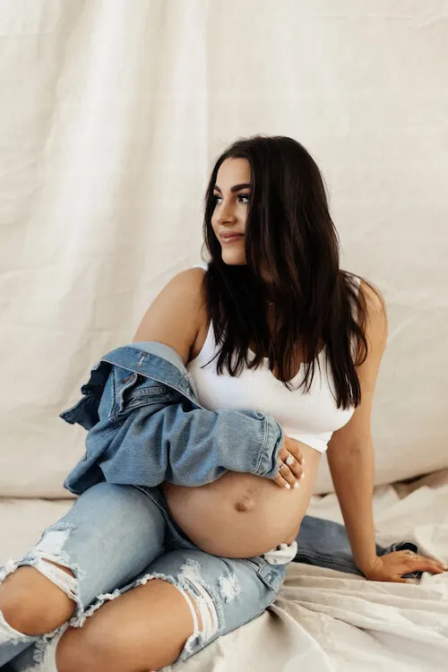 maternity photos in jeans