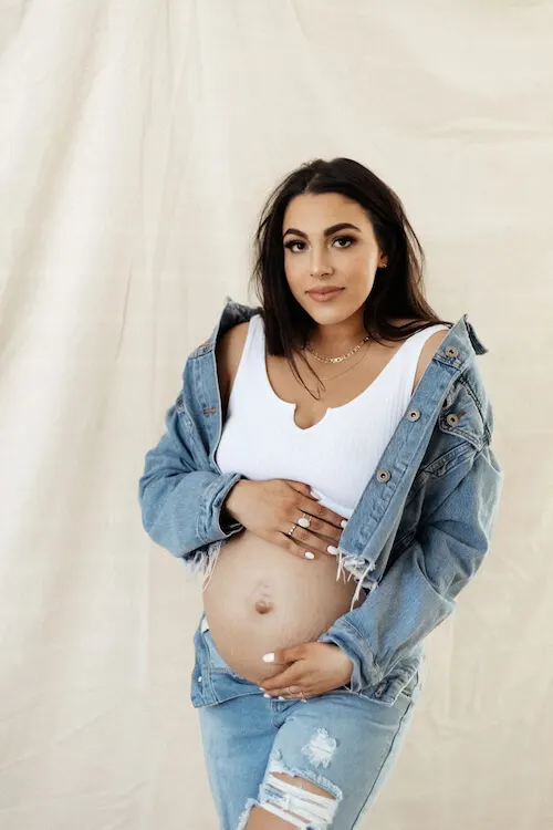 maternity photos in jeans