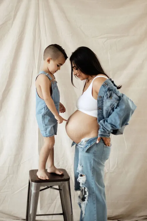 maternity photos in jeans