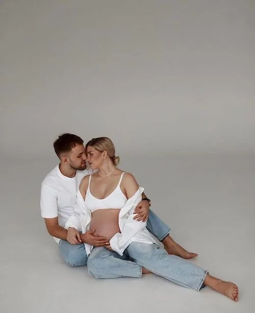 maternity photos in jeans