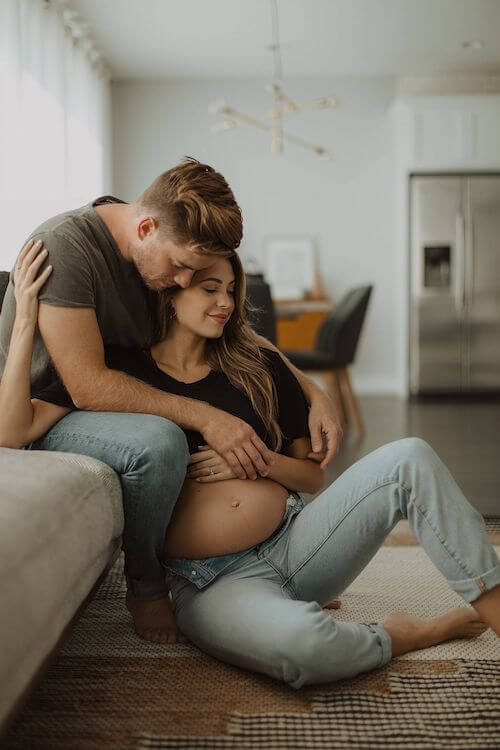 maternity photos in jeans