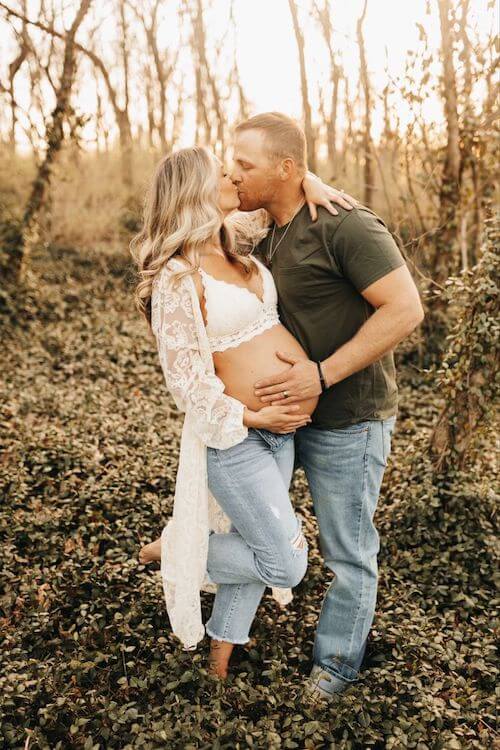 maternity photos in jeans