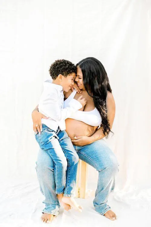 maternity photos in jeans