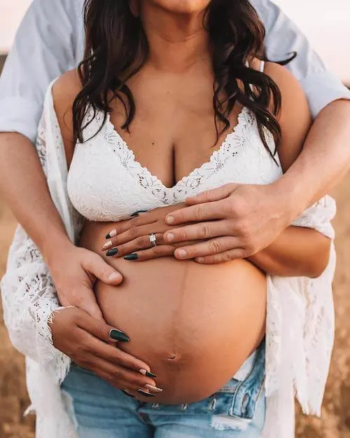 maternity photos in jeans