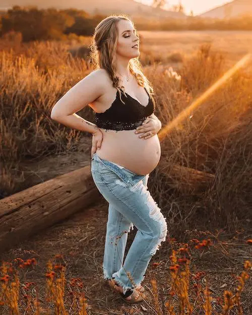 maternity photos in jeans