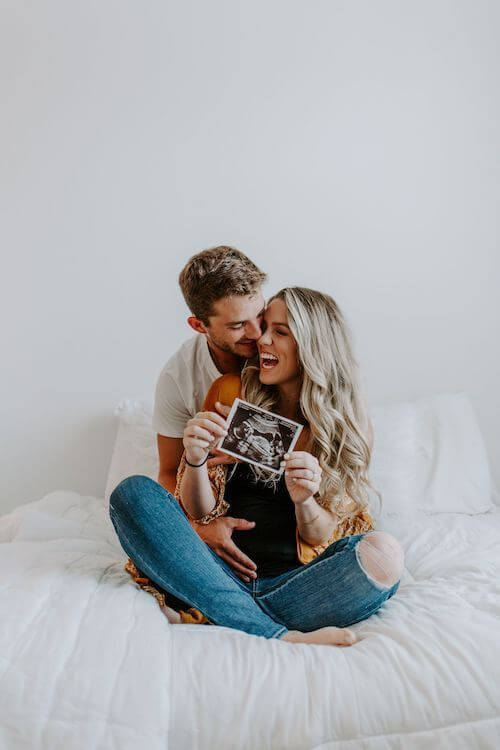 maternity photos in jeans